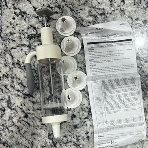 Pampered Chef Easy Accent Decorator/Tips, & brand new bag decorating kit